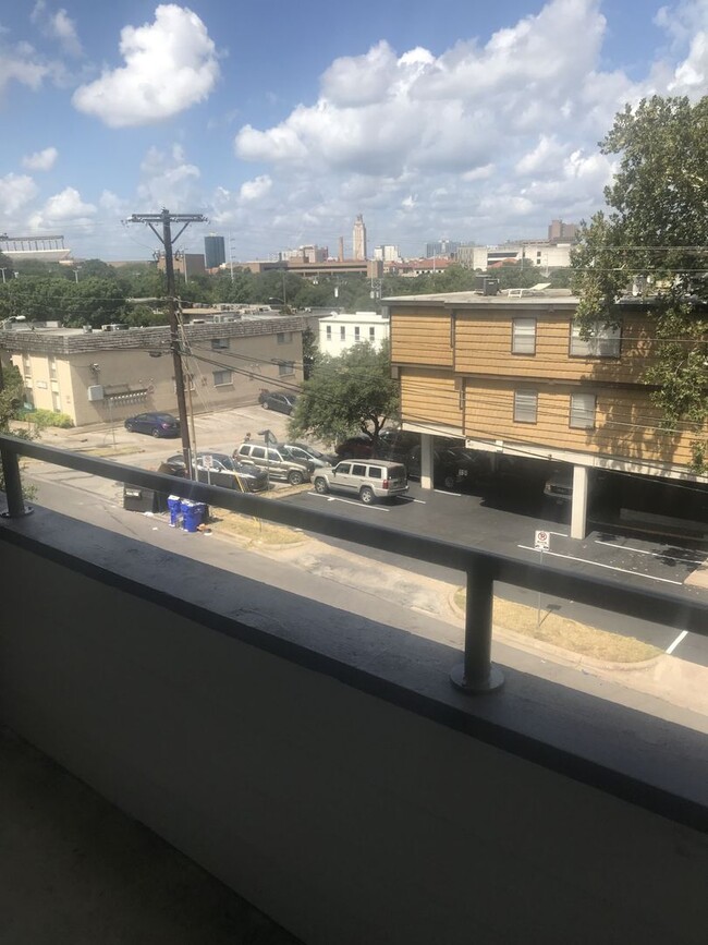 Building Photo - PRE-LEASE 2025/2026: Great Location & Quan...