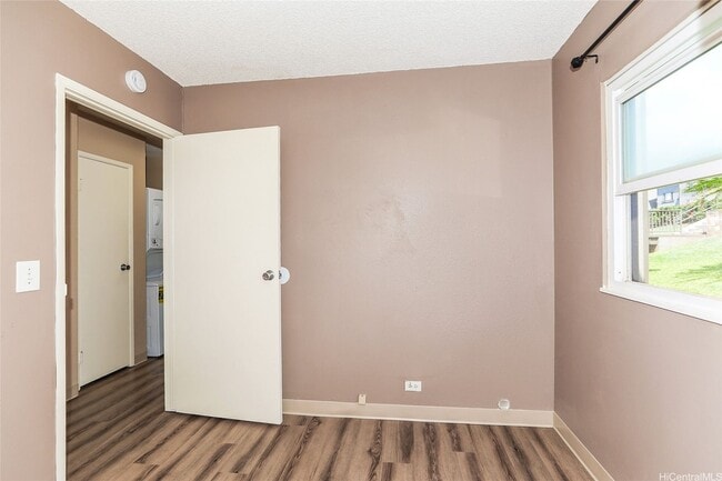 Building Photo - Lovely 2 bedroom 1 bath, with 1 open parking