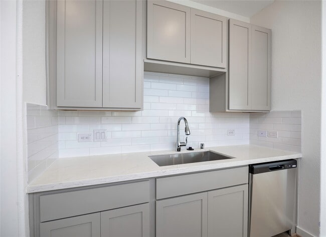 Building Photo - 2031 Longmire Villas Ct