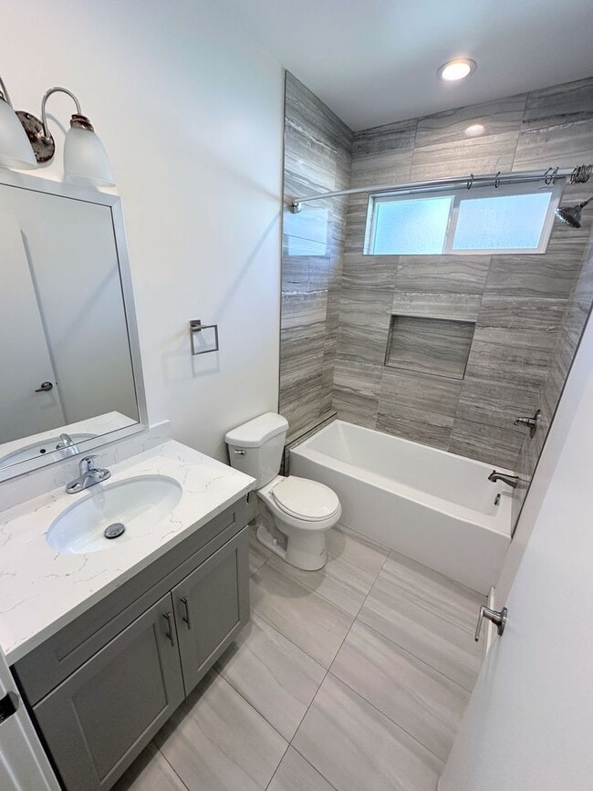 Building Photo - Spacious 3bd/2ba detached REAR home/unit i...