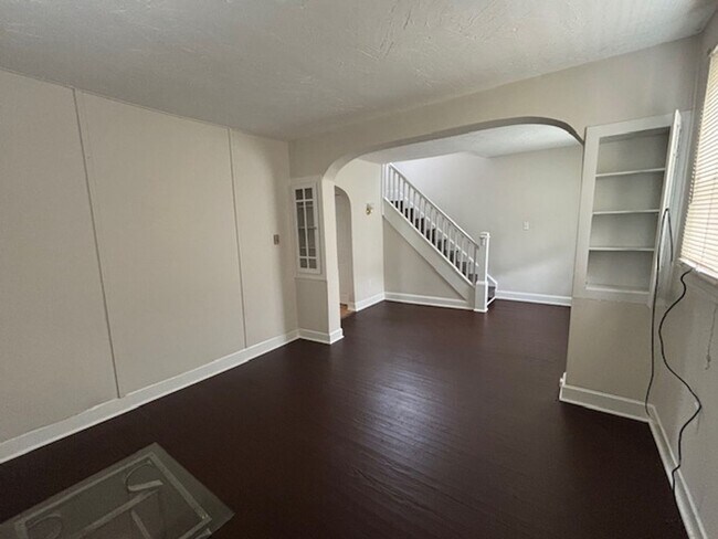 Building Photo - Aguilar - 660-R660- Russell Avenue