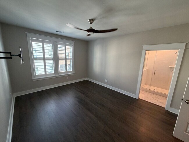 Building Photo - Midtown Townhouse