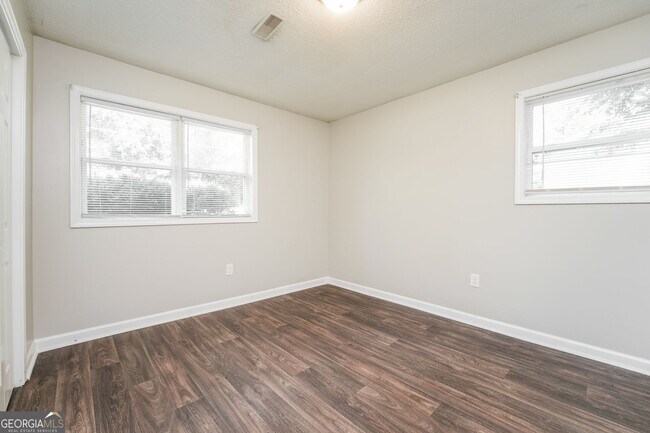 Building Photo - 400 Lexington Cir