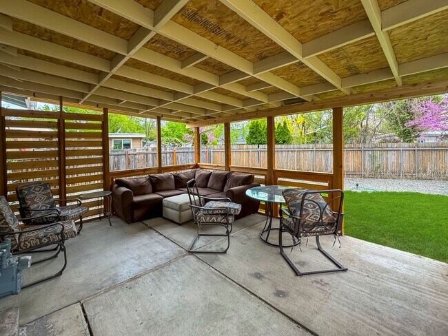 Building Photo - Immaculate Single-Level Home