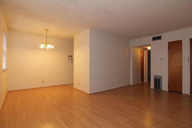 Building Photo - Spacious 1 bedroom 1 bath - available in S...