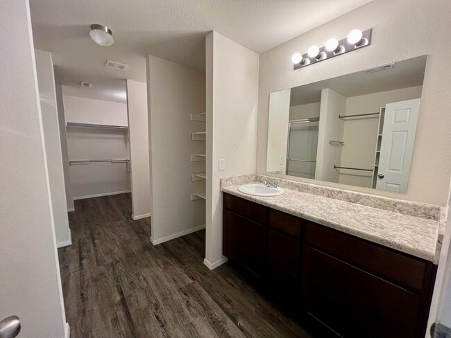 Building Photo - 8109 Dogwood Dr