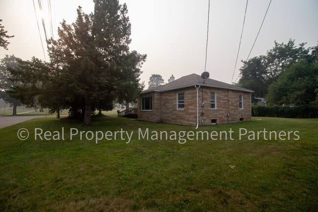 Building Photo - Charming 3 Bed 1 Bath Corner-Lot Ranch on 0.25+ Acres - Lawncare Included