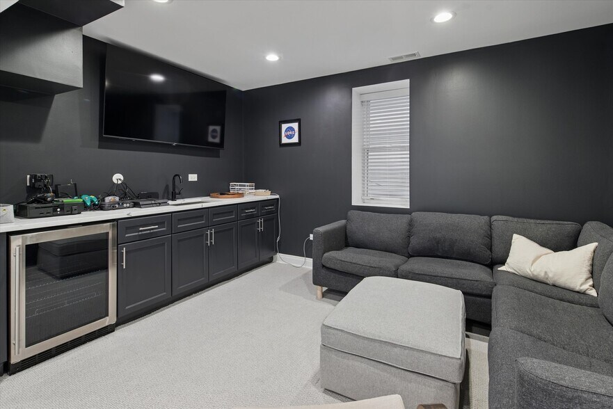 Building Photo - 5240 W Winnemac Ave