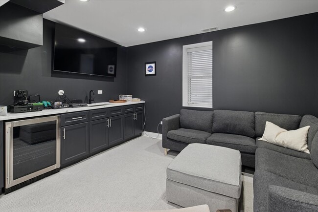 Building Photo - 5240 W Winnemac Ave