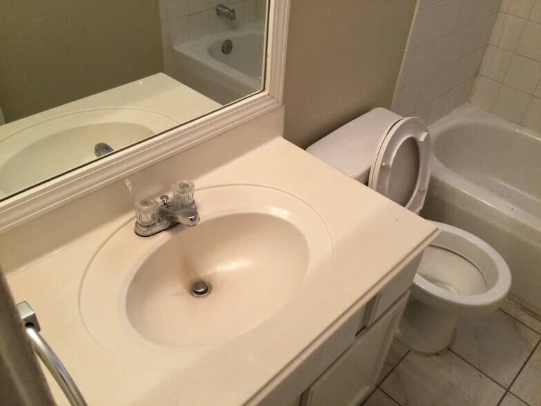 Building Photo - 2218 Laurel Oaks Dr