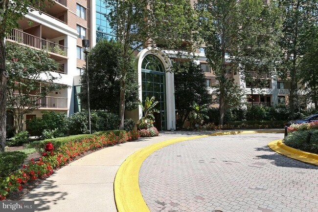 Building Photo - 10101 Grosvenor Pl