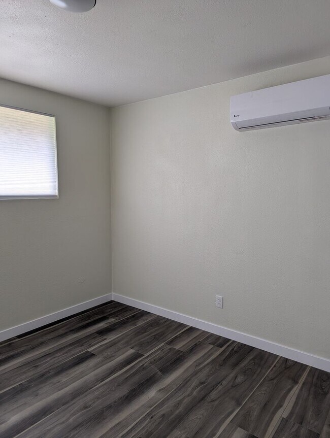 Building Photo - Very nice 3 bd 2 bath