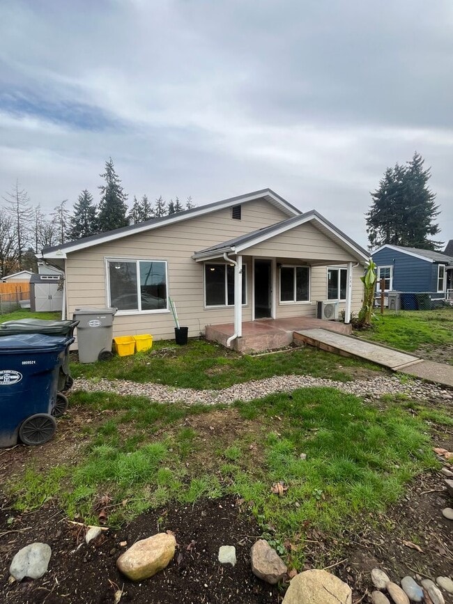 Building Photo - 4-Bedroom 1 1/2-Bath home in Junction City