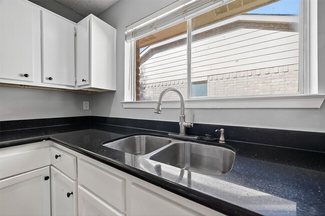 Building Photo - 1842 Freshmeadow Dr