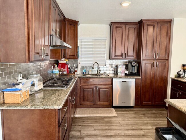 Building Photo - 726 Shawnee Ln