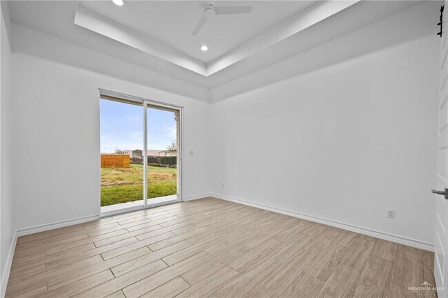 Building Photo - 31 E Conroe Rd