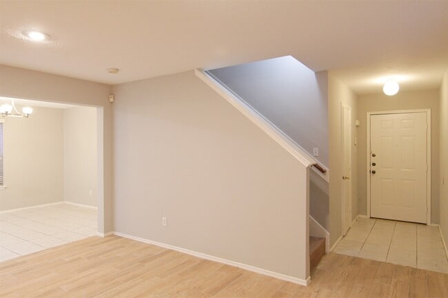 Building Photo - 8230 Golf Green Cir