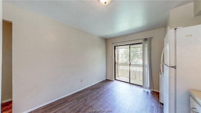 Building Photo - 303 Manuel Dr