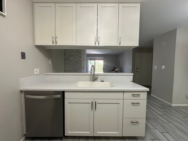 Building Photo - Charming 2 Bed 1 bath Condo