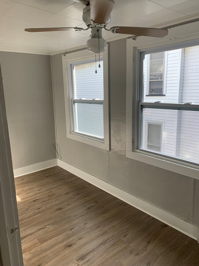 Building Photo - 13 S Main St