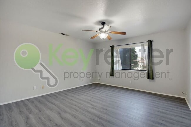 Building Photo - 809 N Hobson Ave