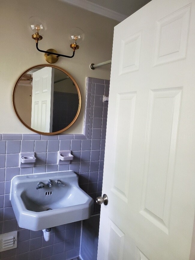 Building Photo - Newly Remodeled Mid Century Style Home!!