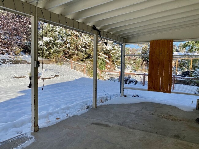 Building Photo - Spacious Tri-Level Home Featuring 4BD/2.5B...
