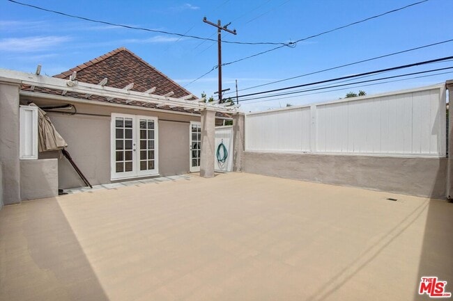Building Photo - 350 S Roxbury Dr