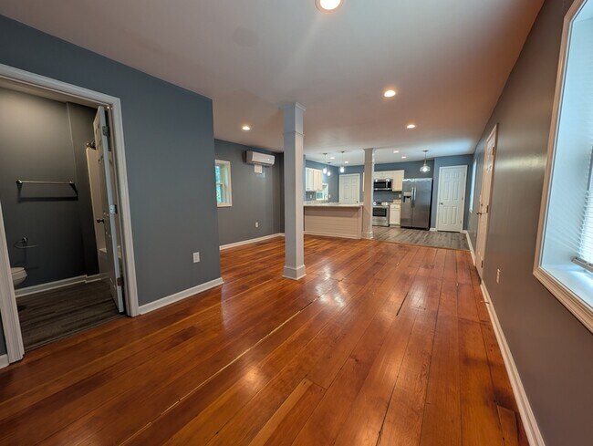 Building Photo - 703 E Riverside Dr