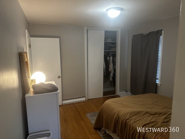 Building Photo - 2821 W Summerdale-2E
