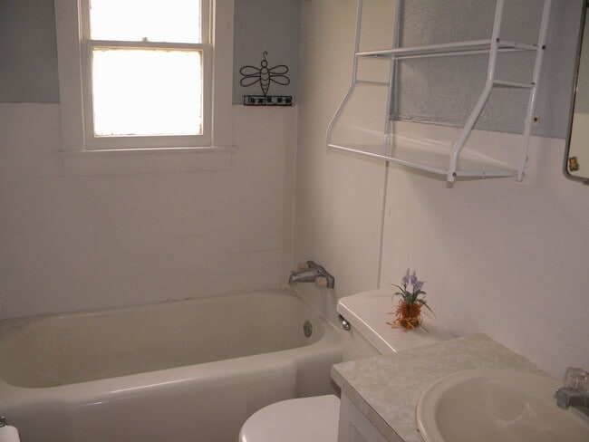 Building Photo - 1014 NE 8th Ave