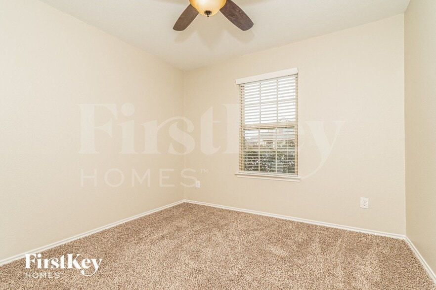 Building Photo - 313 Plum Dr
