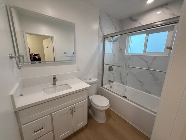 Building Photo - 1059-1059 S Genesee Ave