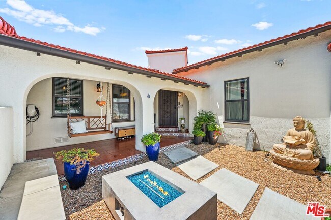 Building Photo - 3871 Roxton Ave