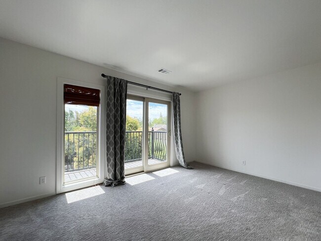 Building Photo - Beautifully Remodeled St. Helena Townhome with Pool Access & 2-Car Garage