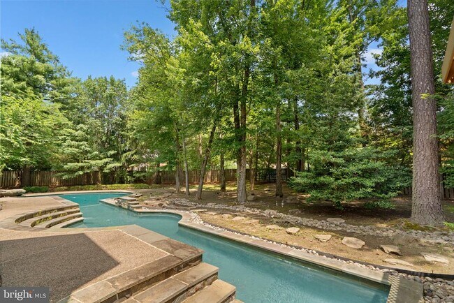Building Photo - 1301 Daviswood Dr
