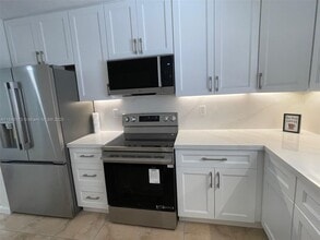 Building Photo - 10905 N Kendall Dr