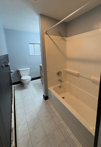 Building Photo - 403 Ormsby Ave