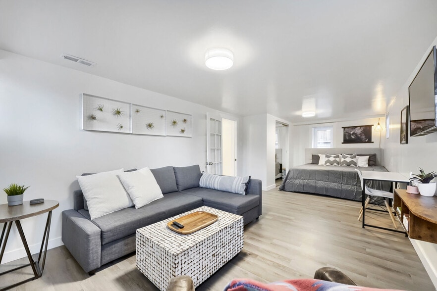 Building Photo - 3305 N Clay St