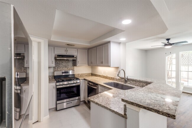 Building Photo - 10816 Briar Forest Dr