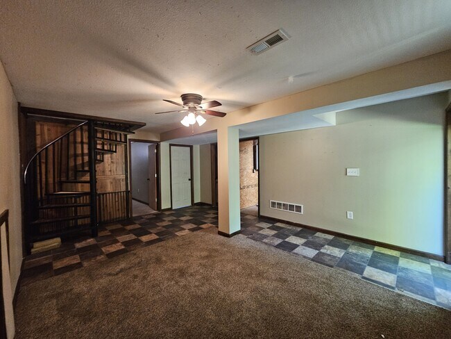 Building Photo - 777 SE Y Hwy