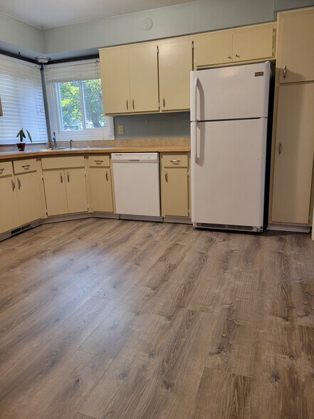 Building Photo - 213 S Webster St