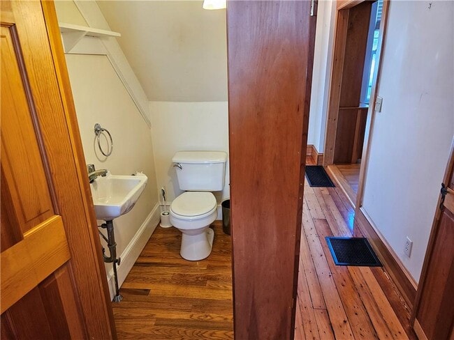 Building Photo - 10 Cherry St