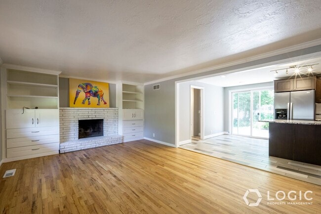 Building Photo - Stunning Single Family Home In Excellent L...