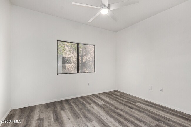 Building Photo - 15225 N 100th St