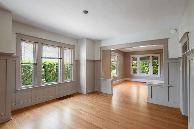 Building Photo - Gorgeous 3 BR + Office & 2 BA Home in the John Landings neighborhood with a heated pool!