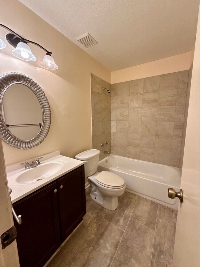 Building Photo - Great Three Bedroom Two Bath Home in Great...
