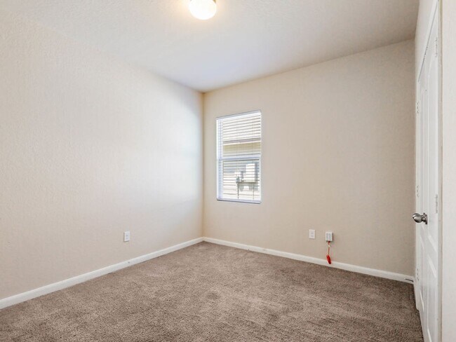 Building Photo - Charming Home Awaits: Spacious & Modern Living in a Prime Location