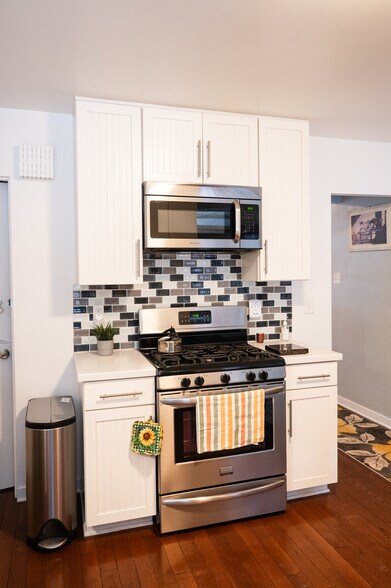 stove & simple trash can - 4210 Calvin St