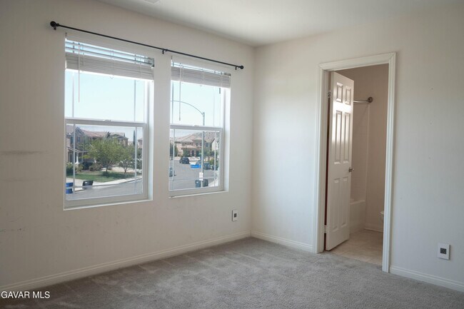 Building Photo - 2732 Hemlock Rd